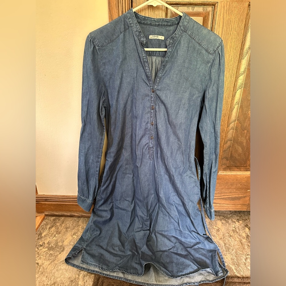 GAP blue long-sleeved V-neck dress